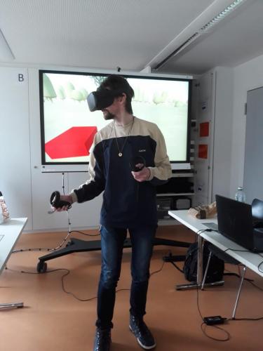 Ausprobieren einer VR-Lernsituation.
